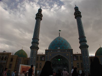 نمایی از مسجد جمکران در هوای ابری